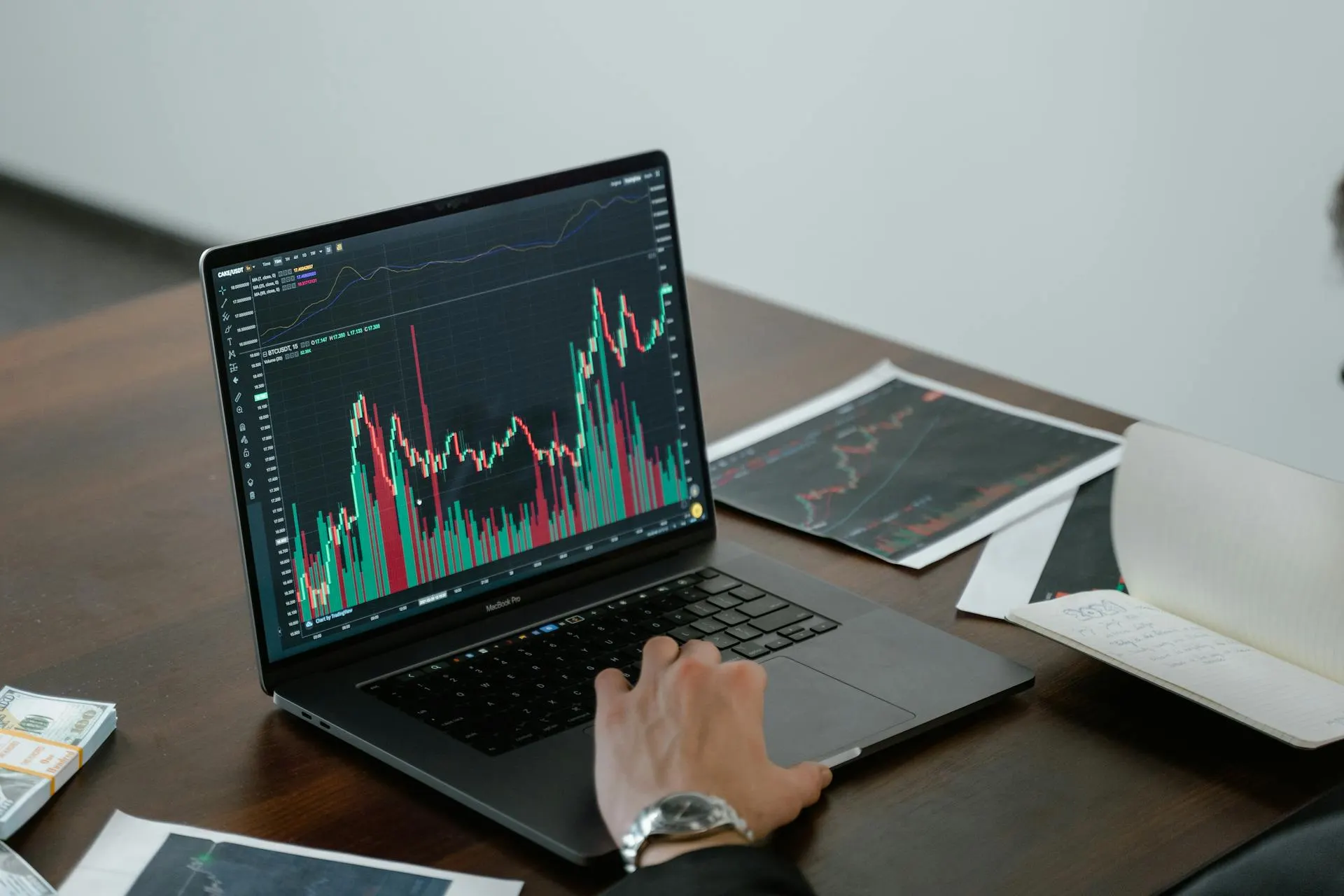 Portátil a mostrar um gráfico de performance num posto de trabalho moderno.